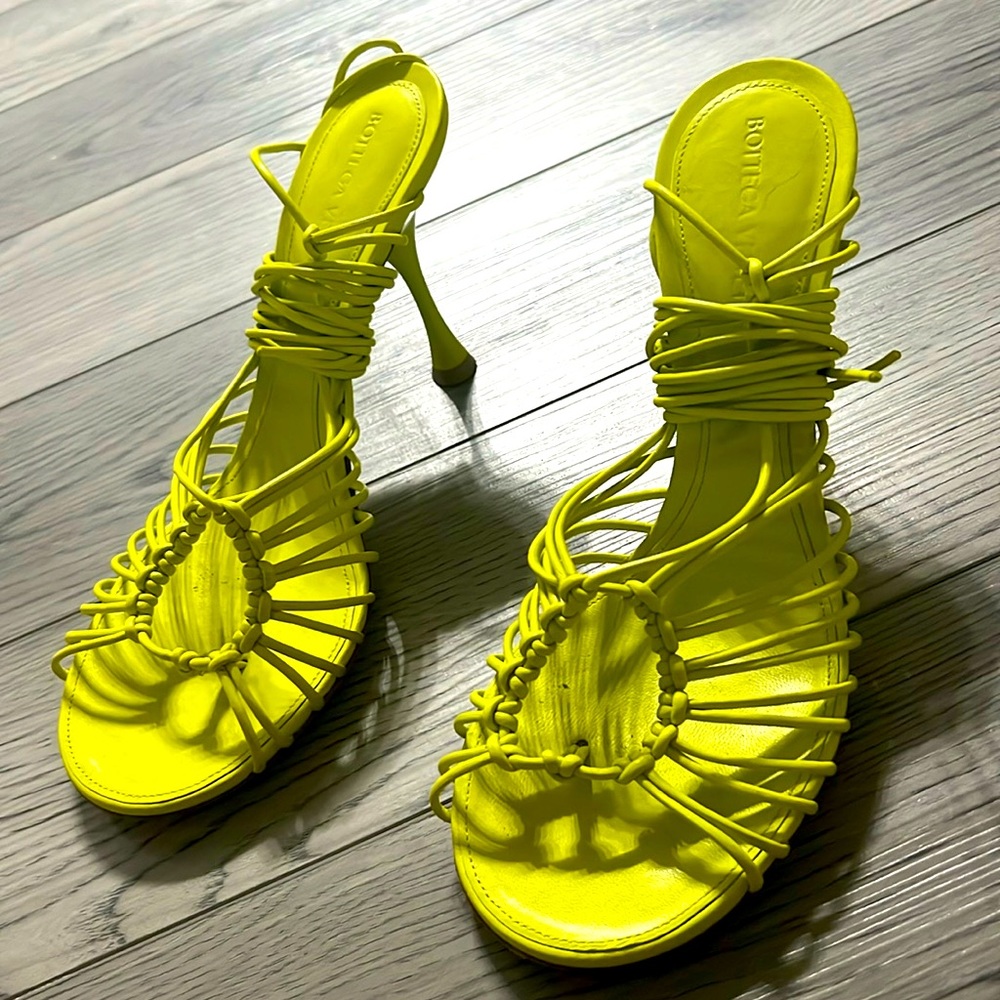 Bottega Veneta size 8. Worn twice. Perfect condition. Authentic.